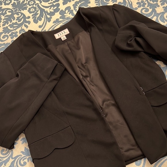 Elle Blazer 16 Black Long Sleeve design on the back with hook buttons - Picture 6 of 7